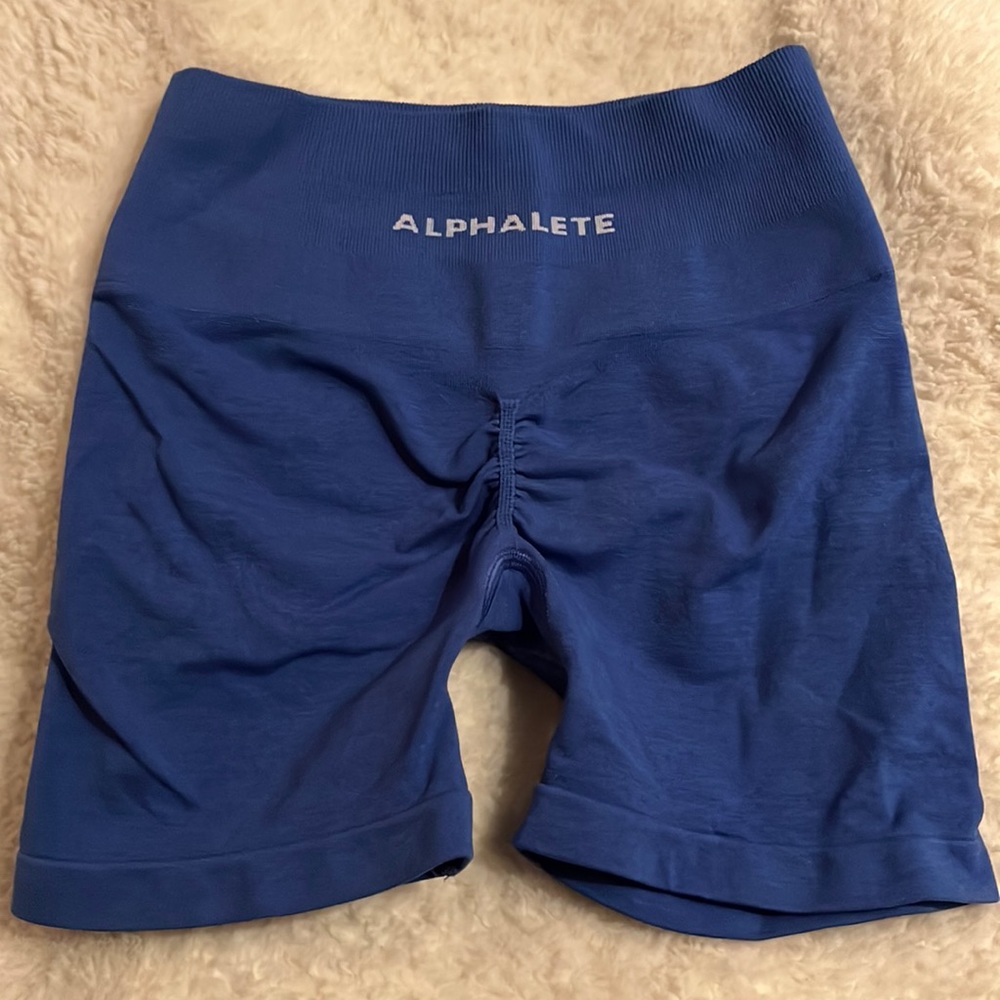 Alphalete Amplify 4.5’ shorts in sapphire